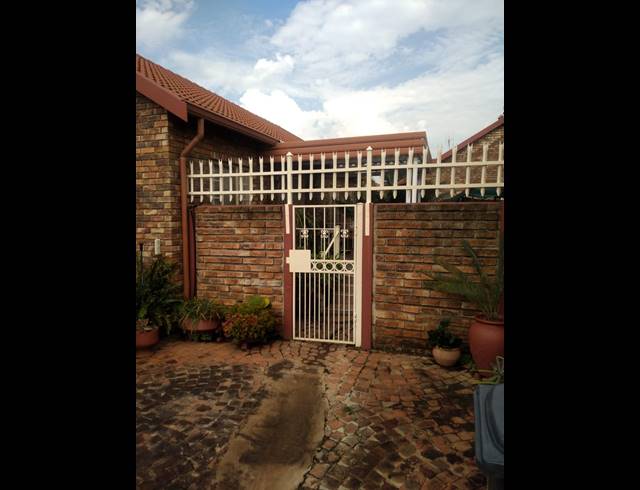 3 BEDROOM TOWNHOUSE FOR SALE IN CLAREMONT